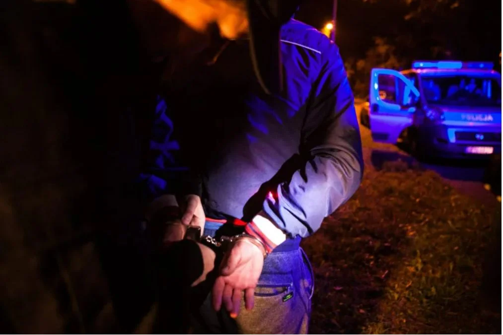 Policja złapała mężczyznę, który zakażony koronawirusem uciekł ze szpitala w celu przyjęcia szczepionki przeciw COVID--19 (zdjęcie ilustracyjne)