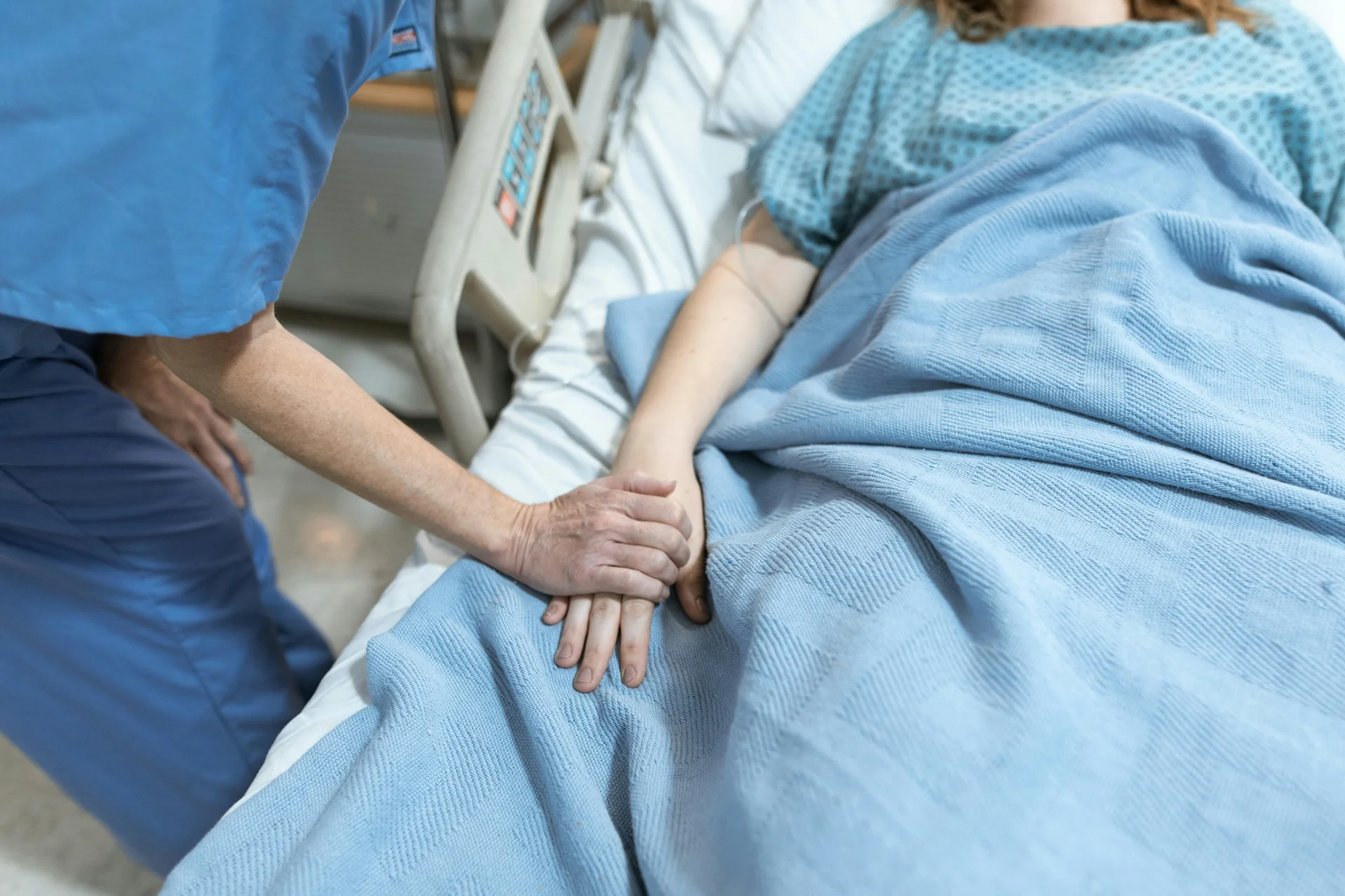 Czym jest grzechotka śmierci lub rzężenie przedśmiertne? To znak, że ktoś niedługo umrze Jak brzmi rzężenie umierającego? Pielęgniarka dodała filmik
