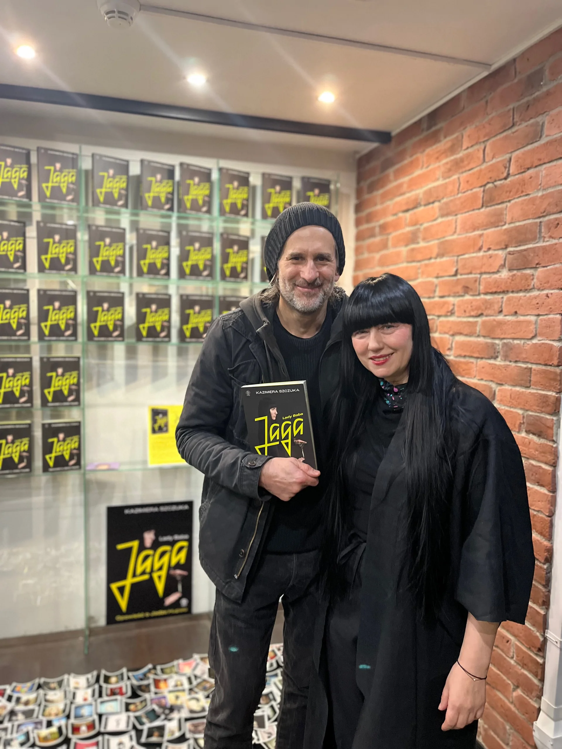 Fotograf, Marek Straszewski podczas oficjalnej premiery książki "Lady Baba Jaga" w Pracowni Born To Create. Marzec 2022.