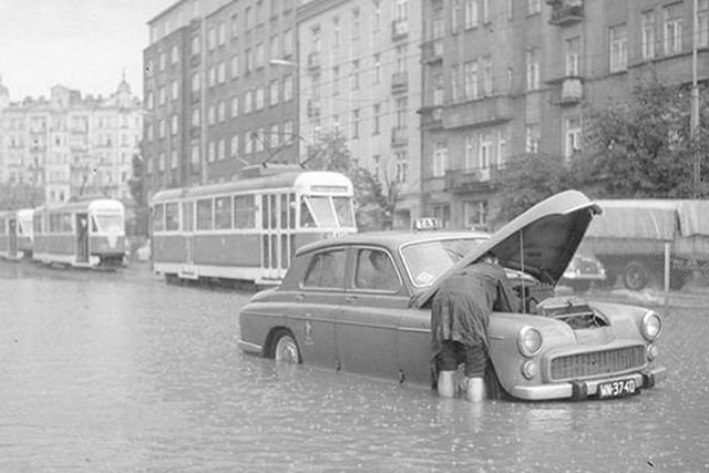 Rok 1968. Ulewny deszcz zalał ulicę Puławską, unieruchamiając między innymi taksówkę marki Warszawa