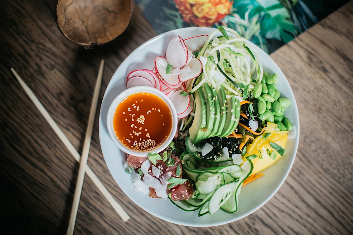 Ahi Poke Bowl z tatarem z surowego tuńczyka z menu restauracji Raj w Niebie.