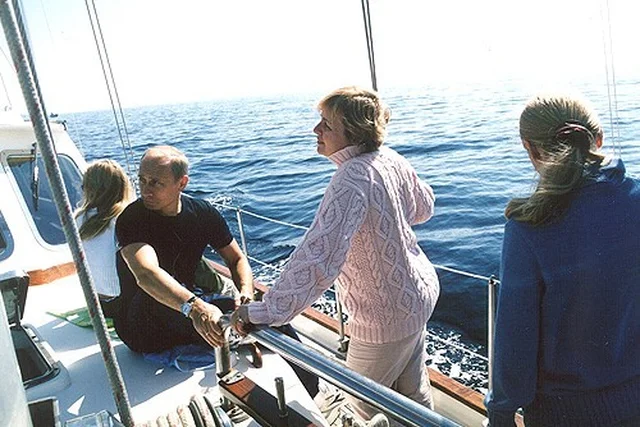 Rodzina Putinów w 2002 roku. Od lewej: Maria, Władimir, Ludmiła i Jekaterina.