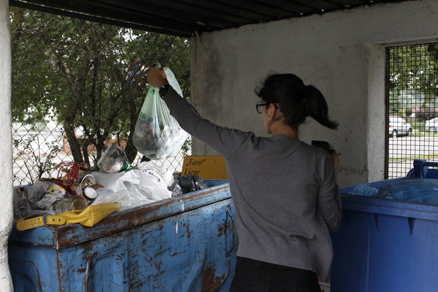 Patent na wyrzucenie starych ubrań do kosza na zmieszane. Jak to zrobić? Gdzie wyrzucić stare ubrania, majtki i inne tekstylia?