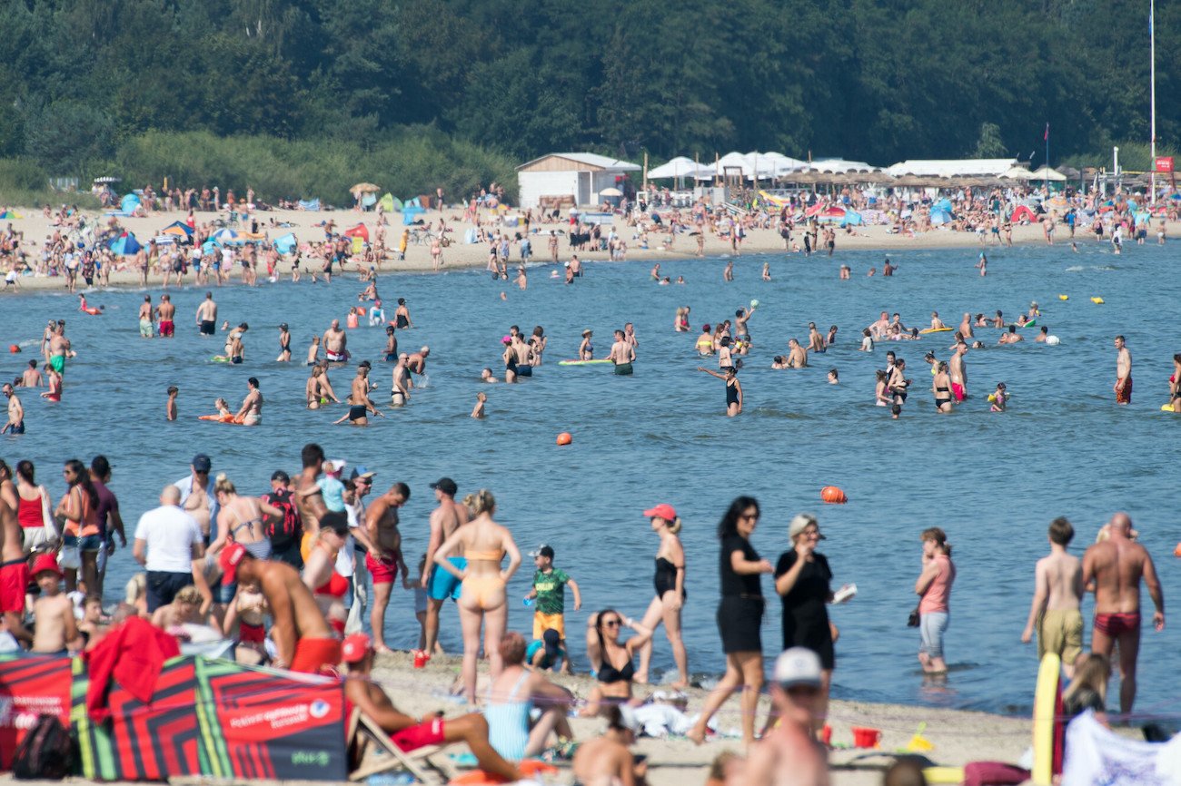 Mimo galopującej inflacji Polska otworzyła amerykański ranking kierunków na budżetowe wakacje. Na zdjęciu plaża nad Bałtykiem w czasie sezonu.