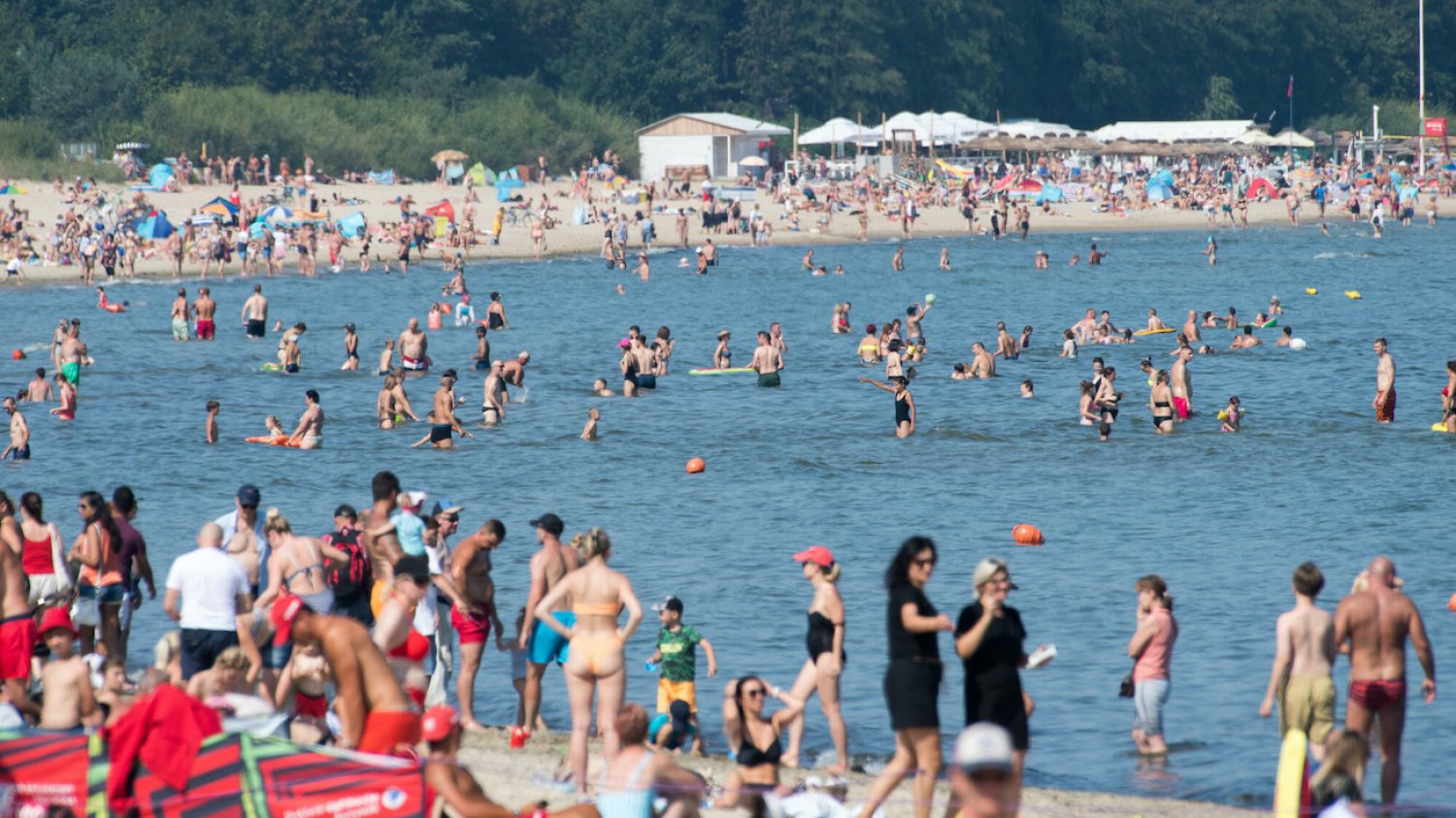 Mimo galopującej inflacji Polska otworzyła amerykański ranking kierunków na budżetowe wakacje. Na zdjęciu plaża nad Bałtykiem w czasie sezonu.