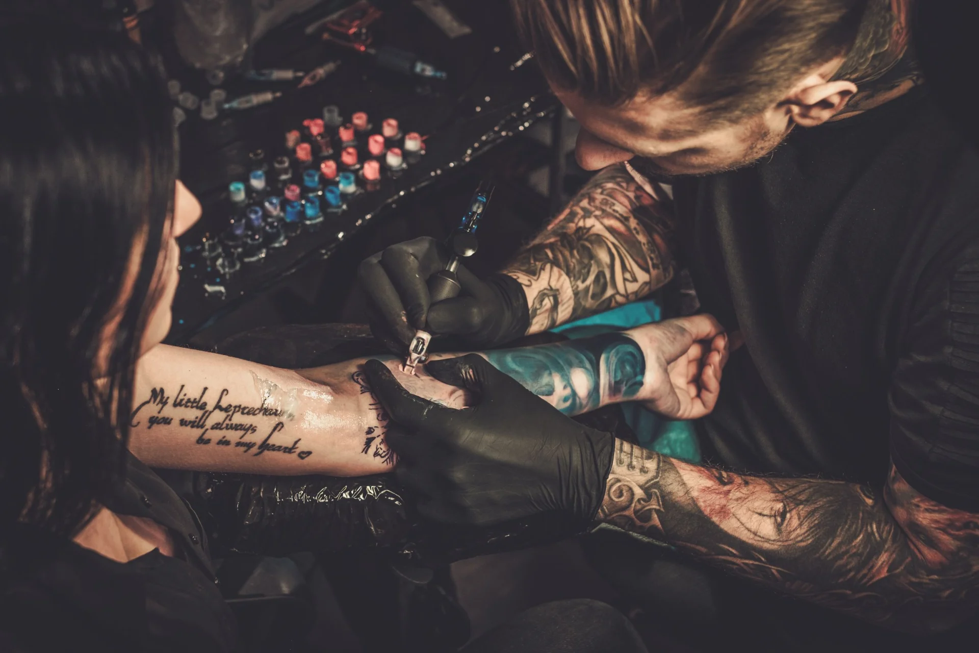 9,16 proc. udających się do tatuatora Brytyjek ozdabia sobie przedramiona