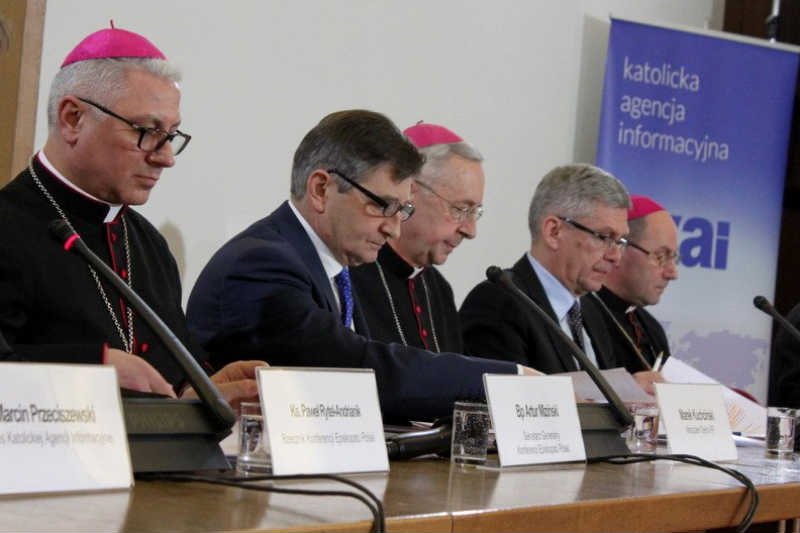 Władze razem z Kościołem przygotowują fetę z okazji 1050. rocznicy chrztu Polski.