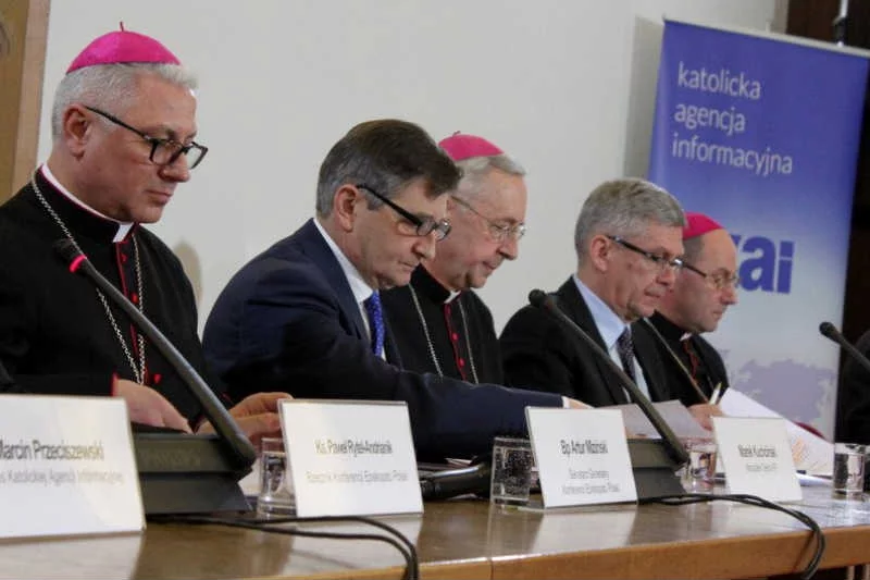 Władze razem z Kościołem przygotowują fetę z okazji 1050. rocznicy chrztu Polski.