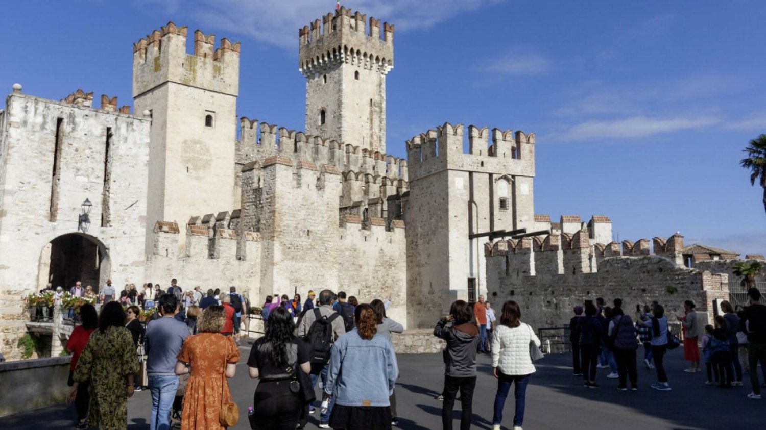 Najazd turystów na Sirmione we Włoszech Turyści najechali Sirmione we Włoszech