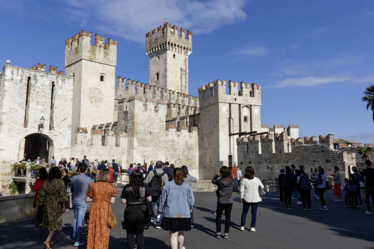 Turyści najechali Sirmione we Włoszech