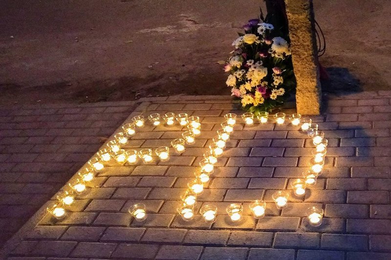 Gruzini pod Ambasadą RP w Tbilisi ułożyli ze świec inicjały imienia i nazwiska zamordowanej Pauliny.