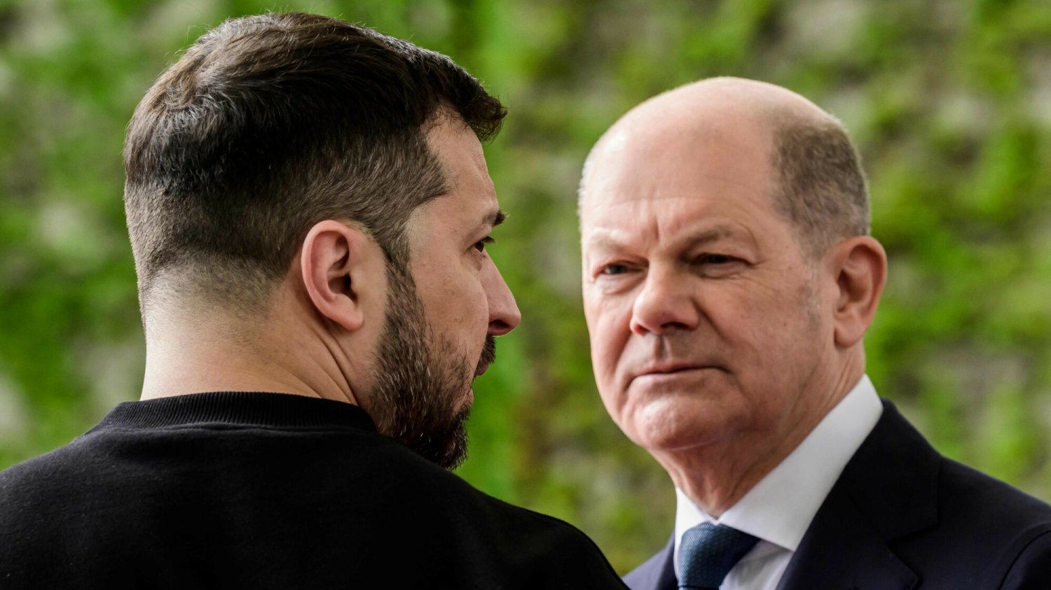 Prezydent Ukrainy Wołodymyr Zełenski dziękuje kanclerzowi Niemiec Olafowi Scholzowi za pomoc Ukrainie Prezydent Ukrainy Wołodymyr Zełenski i kanclerz Niemiec Olaf Scholz