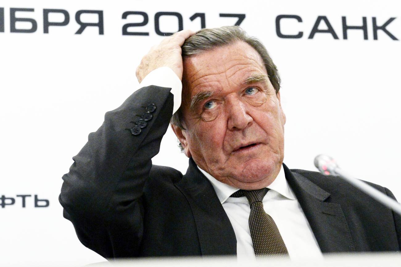 Były kanclerz Niemiec Gerhard Schröder może stracić emerytalne przywileje. Ma być to kara za związki z Rosją. Były kanclerz Niemiec Gerhard Schröder.