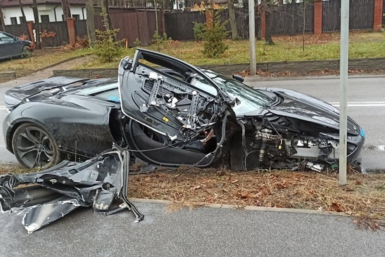 McLaren za około 2 miliony złotych rozbił się w Otwocku.