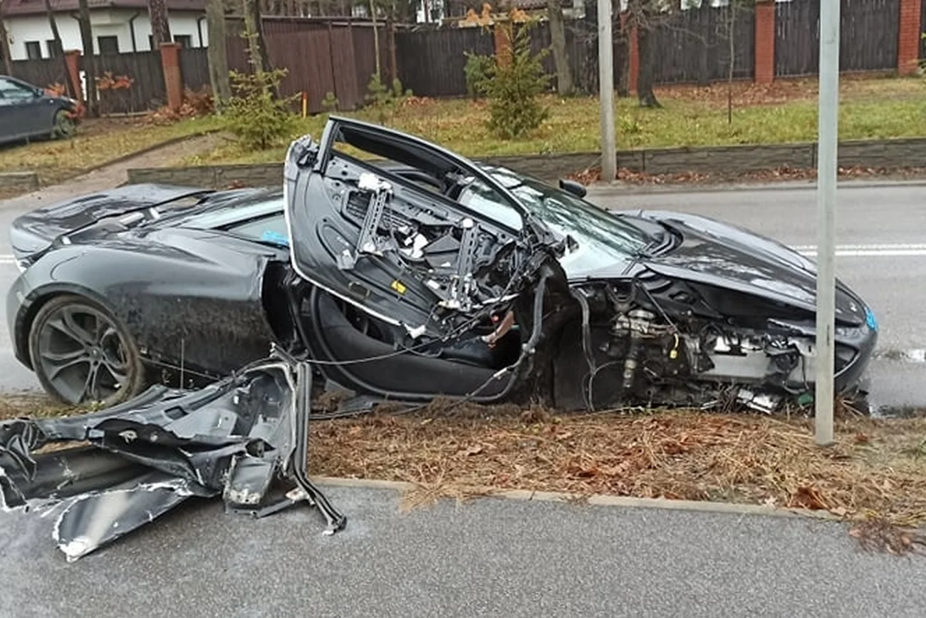 McLaren za około 2 miliony złotych rozbił się w Otwocku.