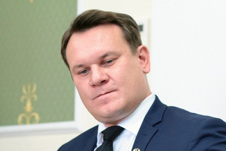 Dominik Tarczyński, europoseł PiS, został zapytany o słowa zakonnika Tadeusza Rydzyka w obronie biskupa kryjącego księży pedofilów.