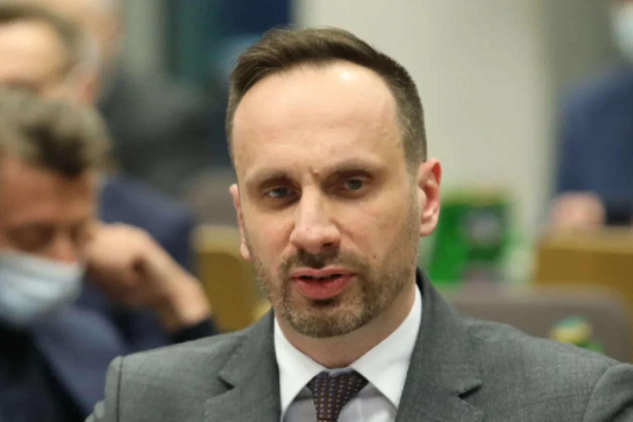 Janusz Kowalski myślał, że Ferrari przed Sejmem jest Donalda Tuska.