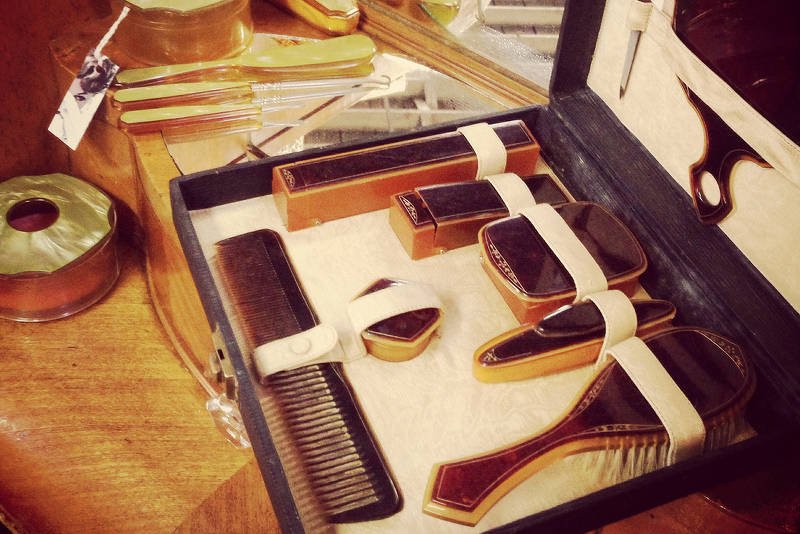 Kiedyś kosmetyczki wyglądały jak stylowe nesesery, jak ta na zdjęciu z lat 20.