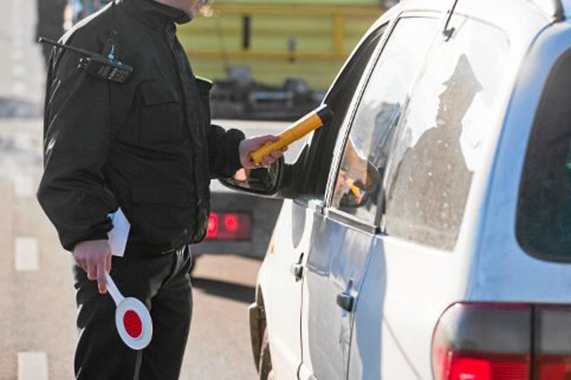 Dolny Śląsk. Pijany ksiądz wjechał w barierki. Złapała go policja.
