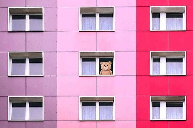 Smutni Trenerzy Rozwoju Osobistego robią sobie żarty z bezmyślnego coachingu. Pod warstwą internetowej "beki" kryje się gorzka refleksja o tzw. ideologii wellness.