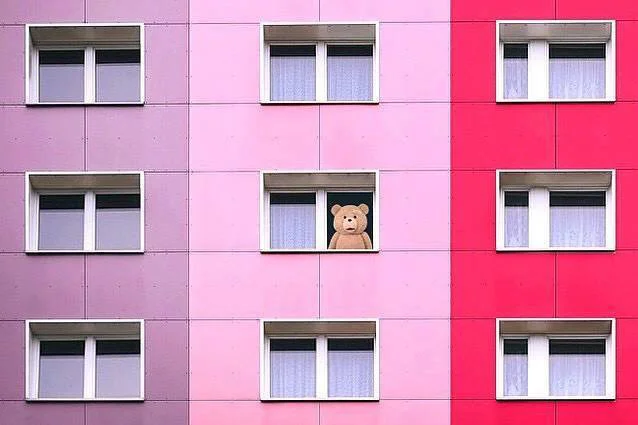 Smutni Trenerzy Rozwoju Osobistego robią sobie żarty z bezmyślnego coachingu. Pod warstwą internetowej "beki" kryje się gorzka refleksja o tzw. ideologii wellness.