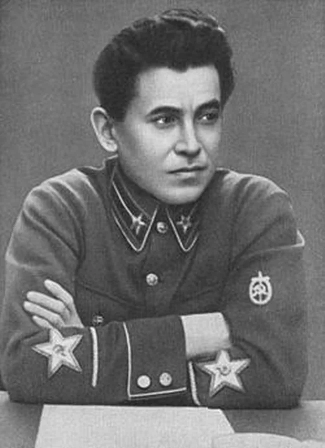 Nikołaj Jeżow - wyrachowany kat o twarzy dziecka.