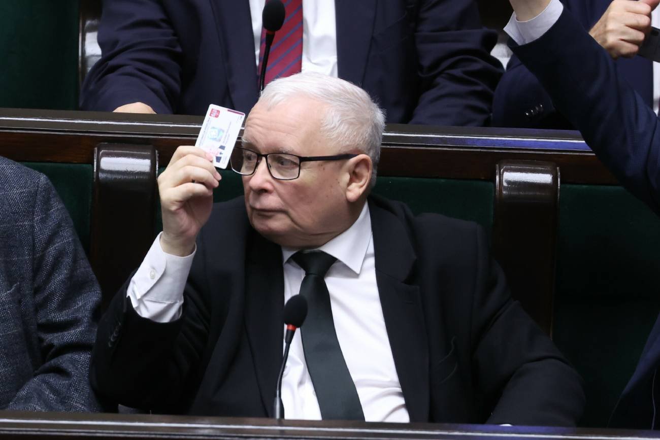 Wyborców PiS zapytano co Kaczyński powinien zrobić z władzą. [SONDAŻ]