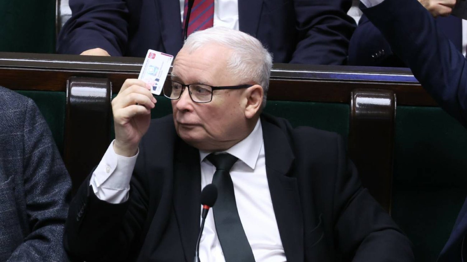 Wyborców PiS zapytano co Kaczyński powinien zrobić z władzą. [SONDAŻ]