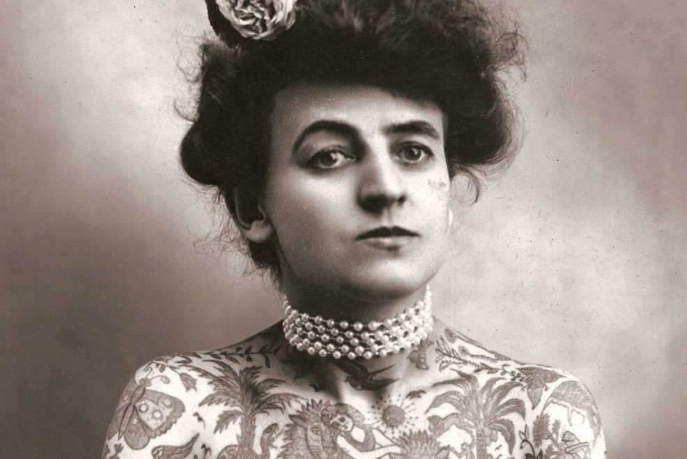Maud Wagner, pierwsza kobieta tatuatorka, która zrozumiała (żyjąc w XIX wieku), że nie musi wciskać się ze swoją osobowością w gotowe szablony