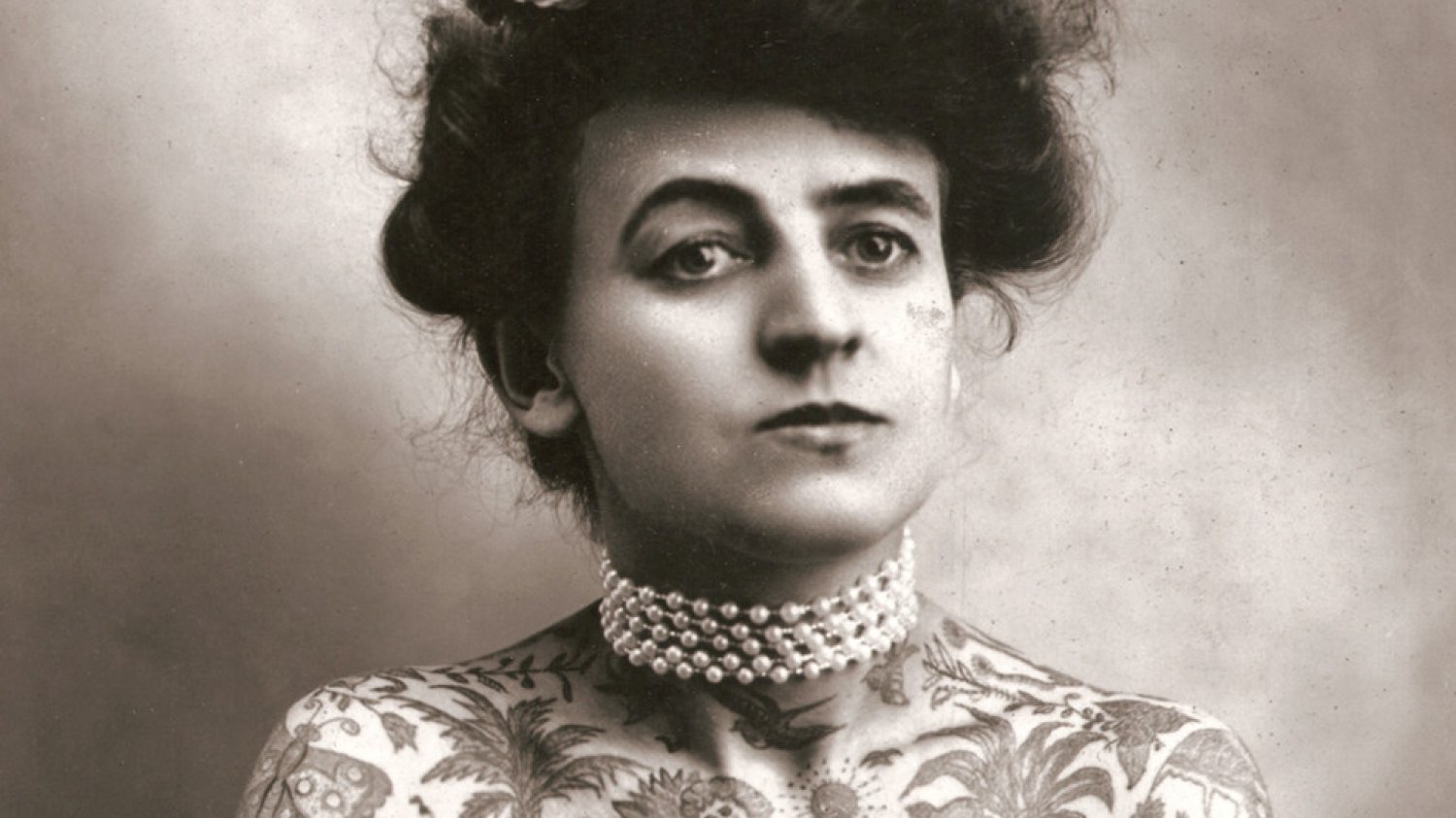 Maud Wagner, pierwsza kobieta tatuatorka, która zrozumiała (żyjąc w XIX wieku), że nie musi wciskać się ze swoją osobowością w gotowe szablony