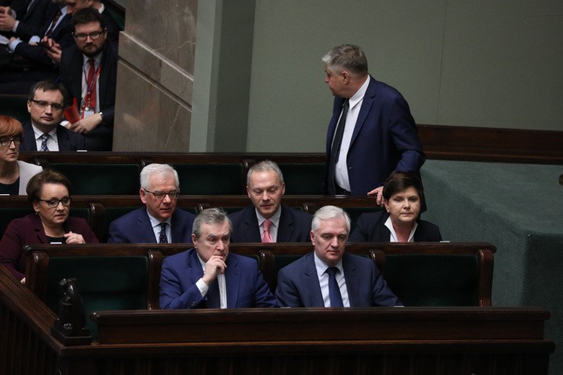 Ministrowie z rządów PiS mają oddać nagrody na Caritas.