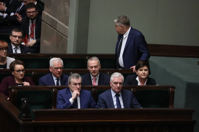 Ministrowie z rządów PiS mają oddać nagrody na Caritas.
