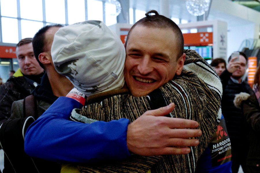 Adam Bielecki dziś jest bohaterem. Porzucił zdobycie szczytu K2, bo próbował ratować Tomasza Mackiewicza i Elizabeth Revol. Niesamowita akcja wzbudziła podziw na całym świecie.