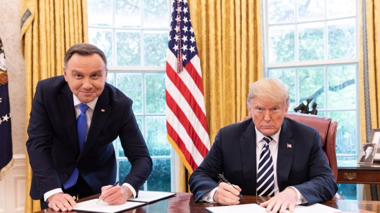 To zdjęcie prezydentów Polski i USA stało się hiterm internetu. Wszyscy zastanawiają się, dlaczego Andrzej Duda stoi podczas podpisywania deklaracji o współpracy Polski i USA.