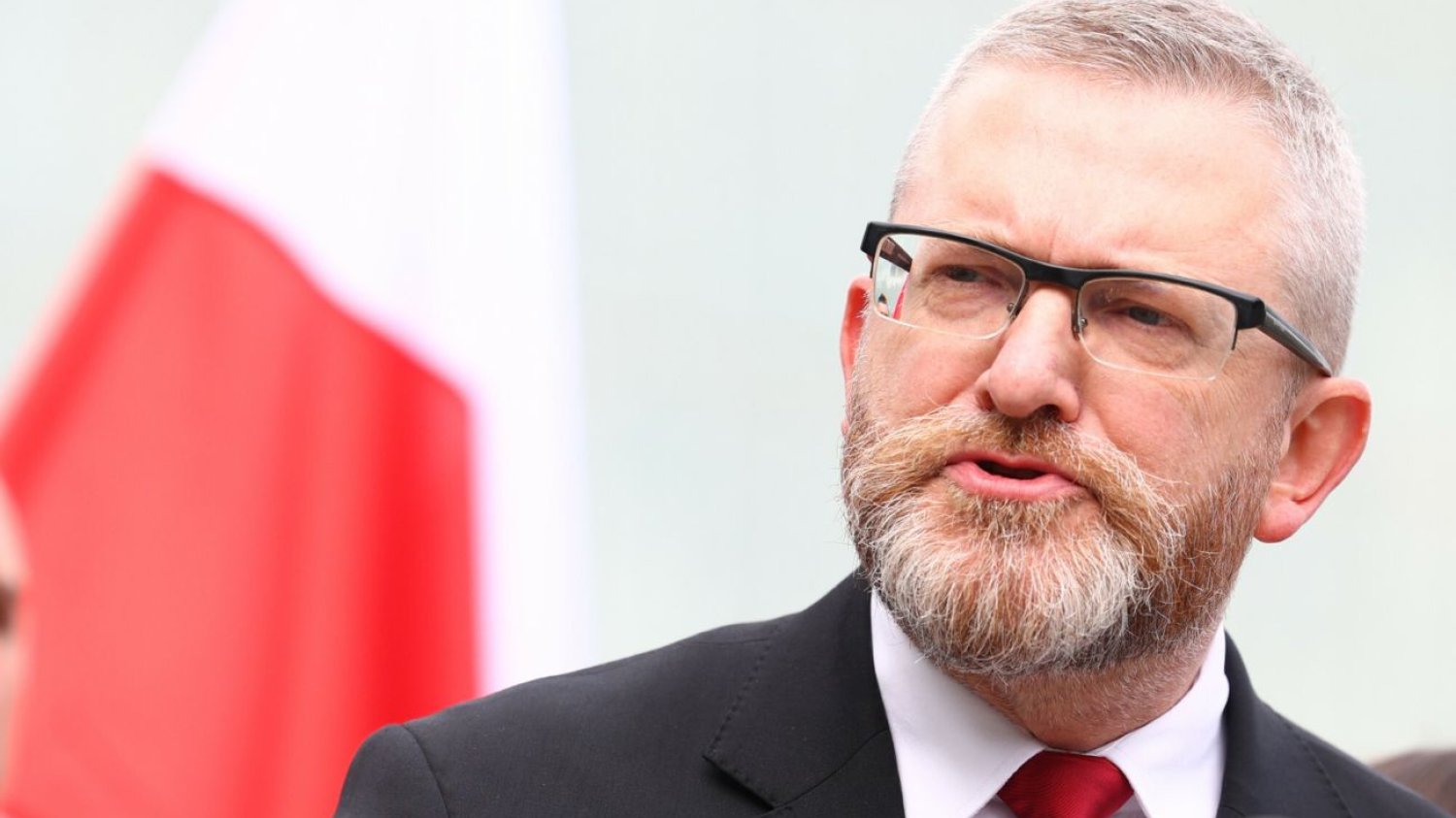 Braun wysuwa żądania. Domaga się odpowiedzi od Trzaskowskiego i Nawrockiego. Braun ma żądania przed II turą. Zadał pytania Trzaskowskiemu i Nawrockiemu.