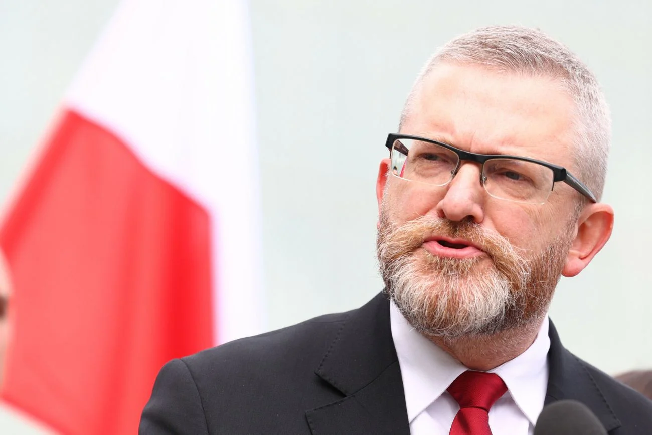Braun wysuwa żądania. Domaga się odpowiedzi od Trzaskowskiego i Nawrockiego. Braun ma żądania przed II turą. Zadał pytania Trzaskowskiemu i Nawrockiemu.