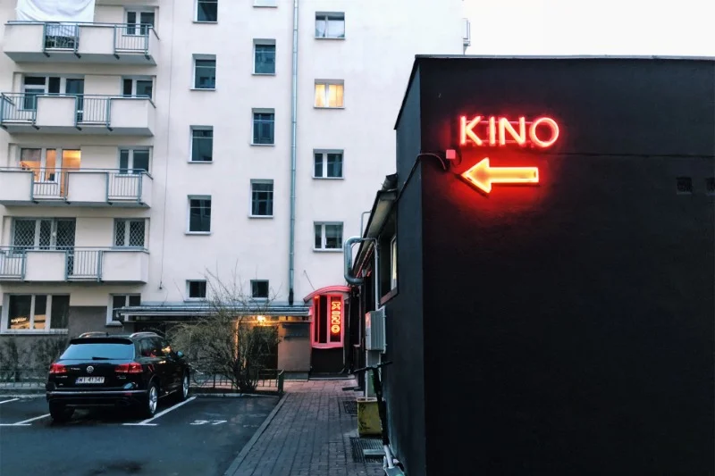 O lokalizacji kina informuje nas czerwony neon, który wcale nie jest łatwy do dostrzeżenia z głównej ulicy