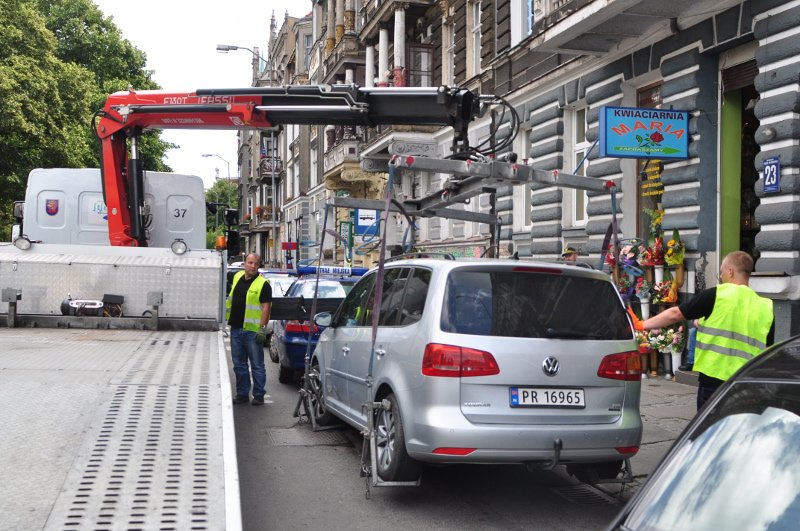 Straż miejska odholowuje samochody na różne sposoby. Zdjęcie poglądowe.