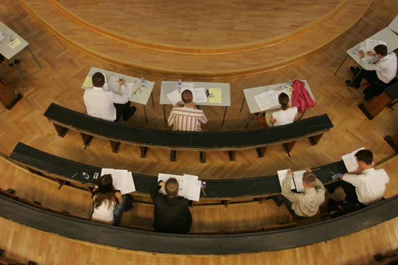 Czy kamery na egzaminach to przesada?