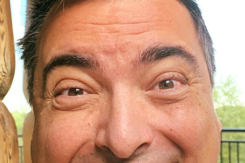 Tomasz Sekielski postanowił zmienić coś w swoim wyglądzie i... zgolił zarost.