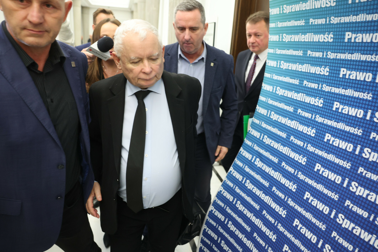 Kaczyński bez prywatnych ochroniarzy w Sejmie? Hołownia chce rozwiązać problem