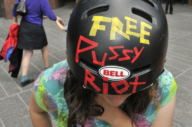 Aresztowanie Pussy Riot wywołało falę krytyki i protestów na całym świecie. Na zdjęciu: członkini demonstracji w Toronto.