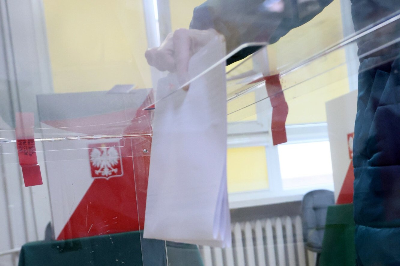 Kandydatka na radną woziła wyborców do lokalu. Policja bada sprawę.