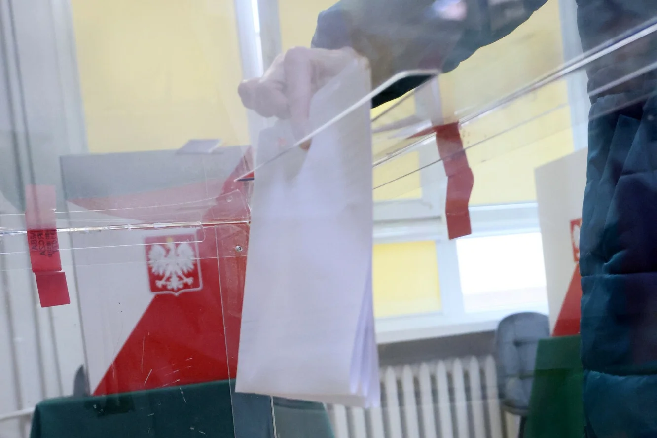 Kandydatka na radną woziła wyborców do lokalu. Policja bada sprawę.