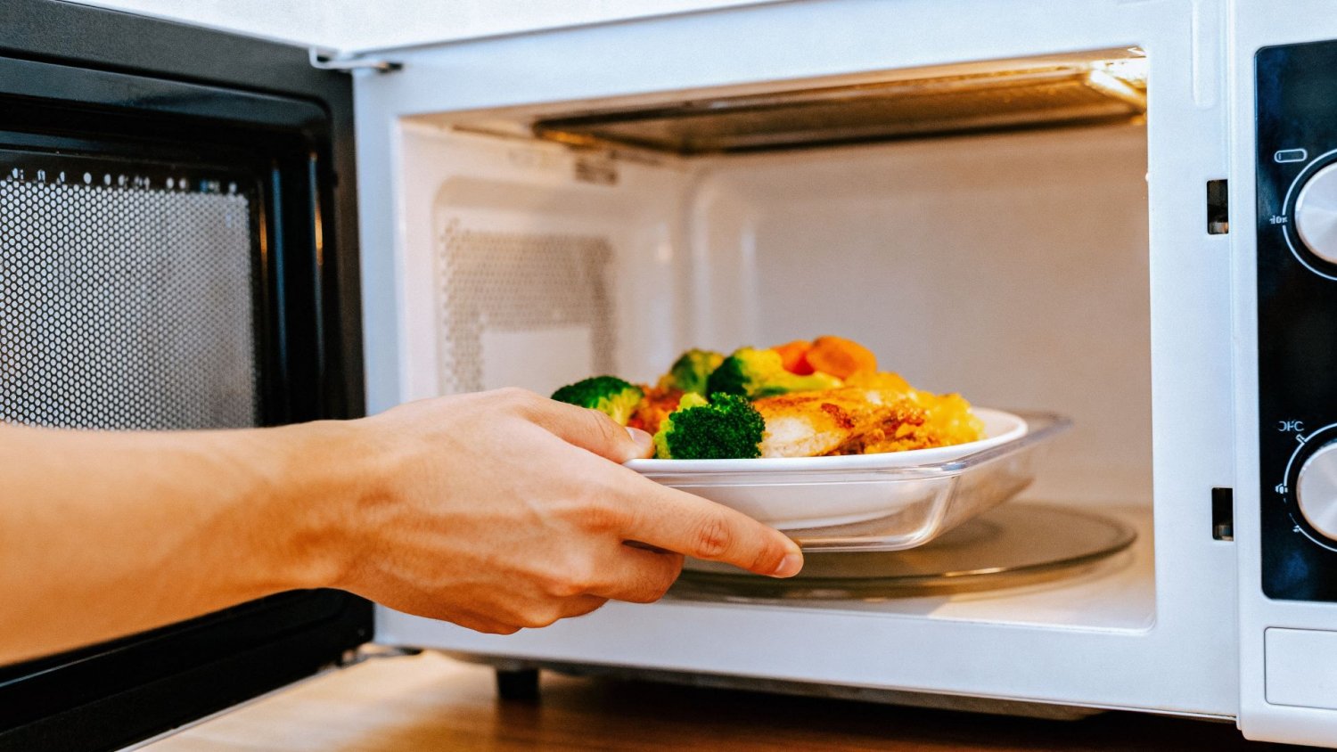 Boisz się mikrofalówki w kuchni? Badania przewracają mit do góry nogami