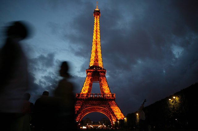 Już teraz można głosować, żeby wieża Eiffla została dziś rozświetlona na biało-czerwono.