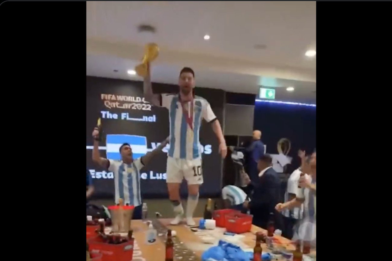 Świętowanie mistrzostwa świata w szatni Argentyny było huczne. Na stole zatańczył sam Lionel Messi.