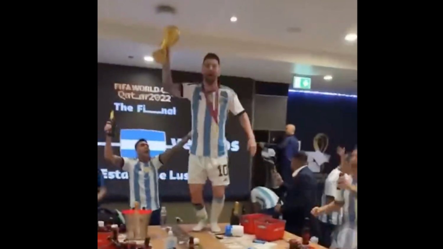 Świętowanie mistrzostwa świata w szatni Argentyny było huczne. Na stole zatańczył sam Lionel Messi.