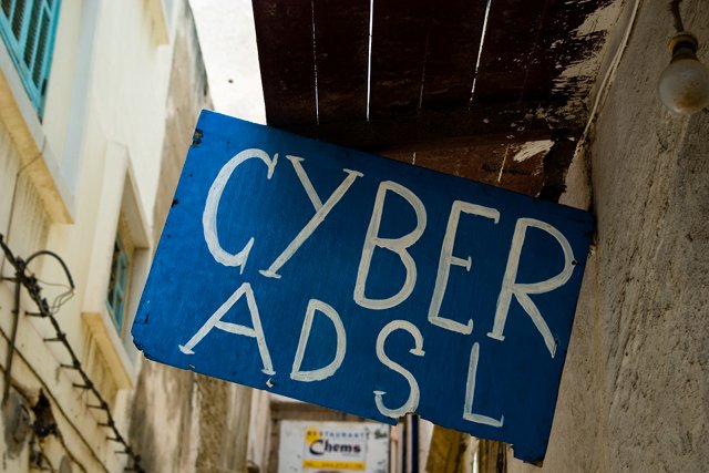 Największy problem z dostępem do internetu mają osoby biedne, starsze, słabo wyszkształcone i kobiety.