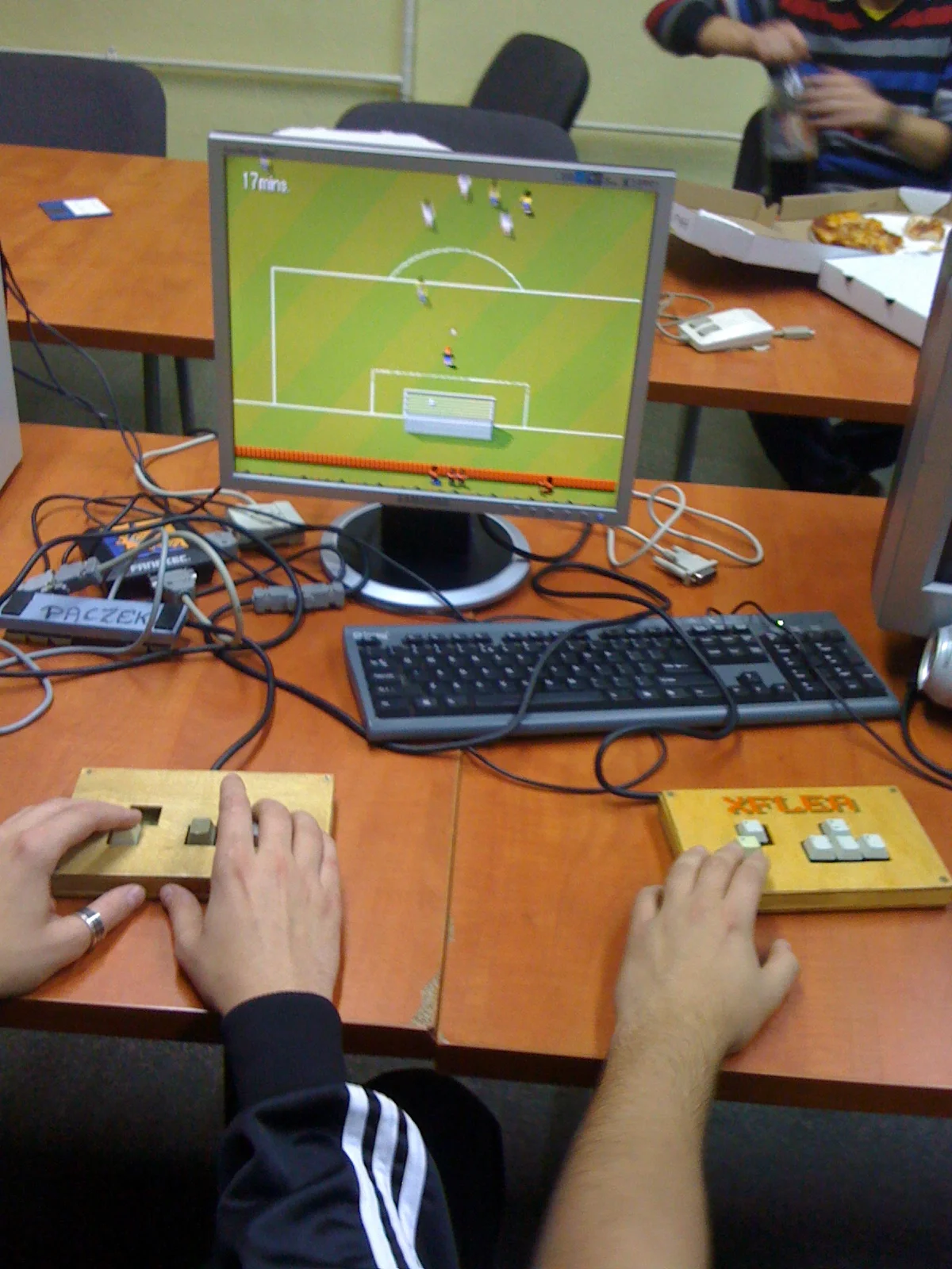 Fani "Sensible World of Soccer" rozgrywają mecz własnoręcznie skonstruowanymi keypadami.